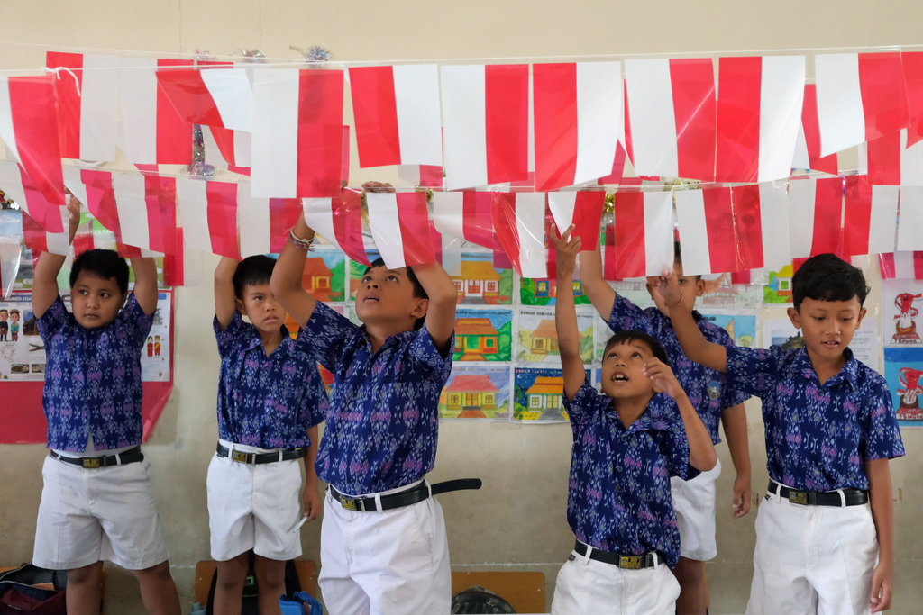Menghias sekolah bernuansa merah putih di Bali