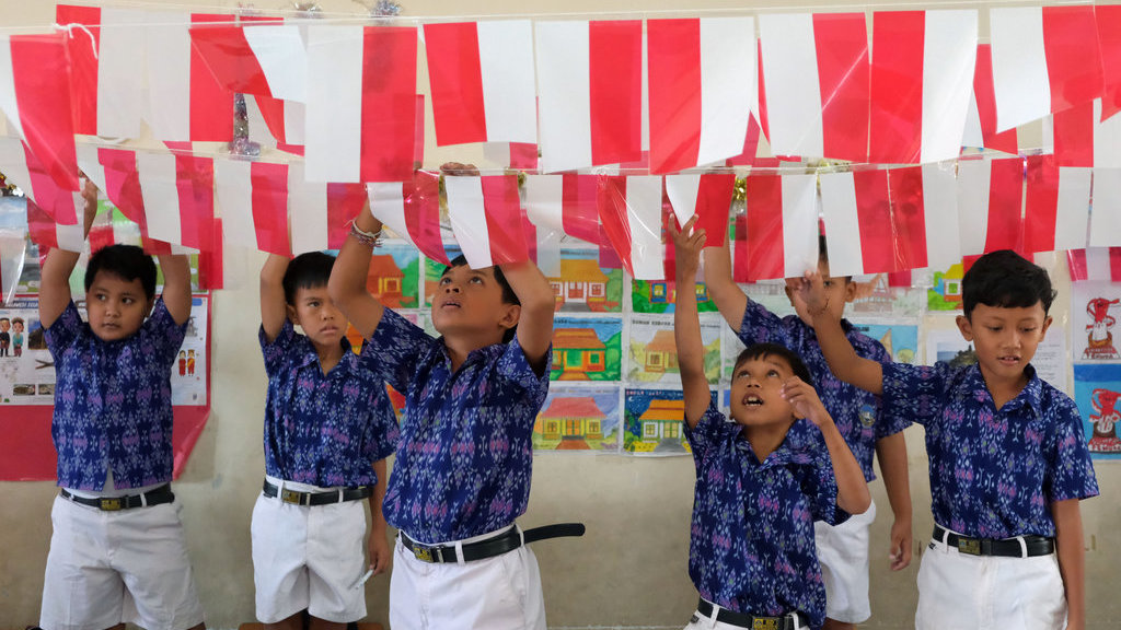 Siswa SD menghias sekolah bernuansa merah putih di SD Negeri 9 Sumerta, Denpasar, Bali, Rabu (13/8/2025).ANTARA FOTO/Nyoman Hendra Wibowo/nz Menghias sekolah bernuansa merah putih di Bali