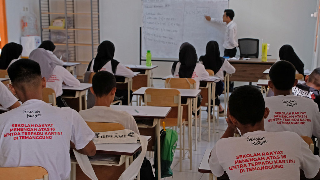 Siswa mengikuti kegiatan belajar mengajar di dalam kelas Sekolah Rakyat Menengah Atas 16 di Sentra Terpadu Kartini Temanggung, Jawa Tengah, Rabu (13/8/2025). ANTARA FOTO/Anis Efizudin/tom. Rencana penyaluran 15 ribu laptop untuk siswa sekolah rakyat