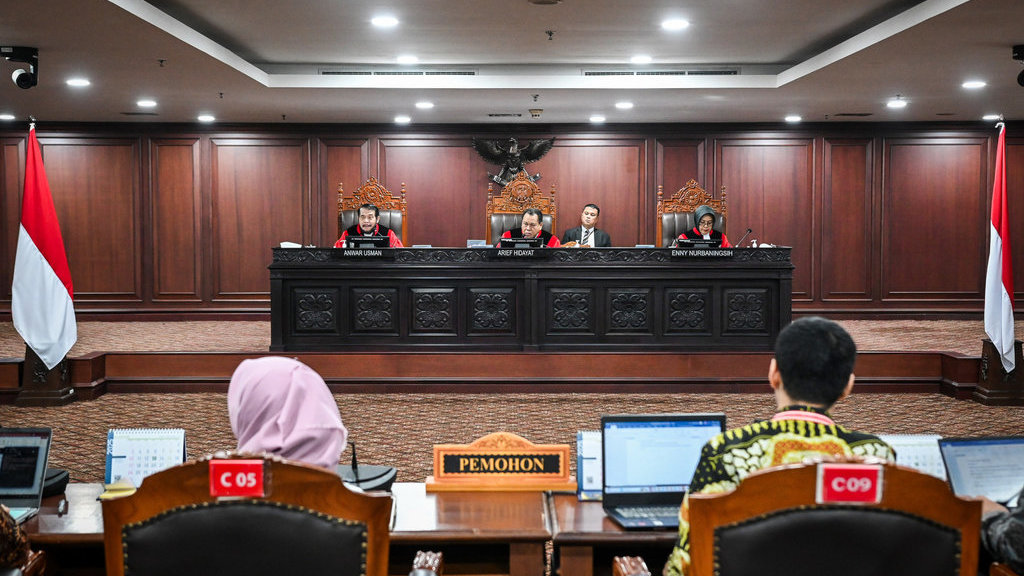 Hakim Konstitusi Arief Hidayat (tengah) bersama Anwar Usman (kiri), dan Enny Nurbaningsih (kanan) memimpin sidang uji materiil Undang-Undang Nomor 8 Tahun 2016 tentang Penyandang Disabilitas di Mahkamah Konstitusi, Jakarta, Rabu (13/8/2025). ANTARA FOTO/Sulthony Hasanuddin/nym. Sidang uji materiil UU penyandang disabilitas