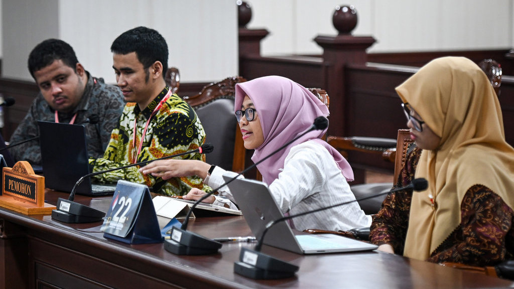 Pemohon Raissa Fatikha (kedua kanan) bersama kuasa hukum Nur Fauzi (kedua kiri) menyampaikan pandangannya dalam sidang uji materiil Undang-Undang Nomor 8 Tahun 2016 tentang Penyandang Disabilitas di Mahkamah Konstitusi, Jakarta, Rabu (13/8/2025). ANTARA FOTO/Sulthony Hasanuddin/nym. Sidang uji materiil UU penyandang disabilitas
