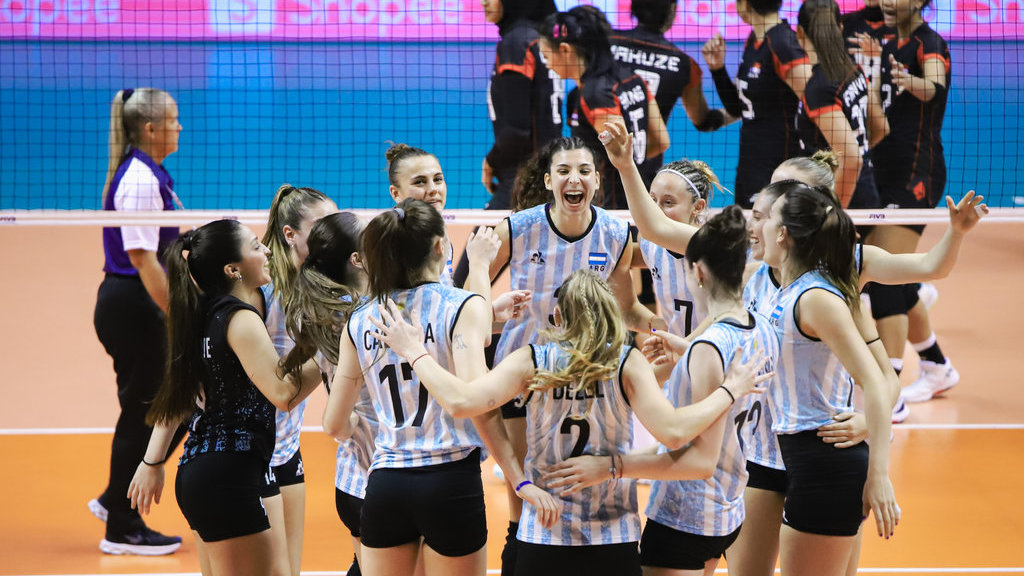 Pevoli Timnas Putri Argentina U-21 berselebrasi usai mengalahkan Timnas Indonesia U-21 pada pertandingan FIVB Women's U-21 World Championship 2025 di Jawa Pos Arena, Surabaya, Jawa Timur, Selasa (12/8/2025). ANTARA FOTO/Rizal Hanafi/rwa. Timnas Voli Putri Indonesia U-21 kalah dari Argentina U-21