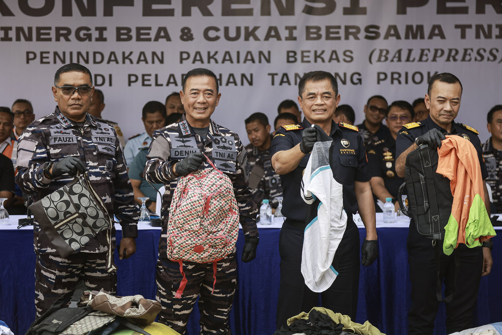 Konferensi pers penindakan pakaian bekas ilegal