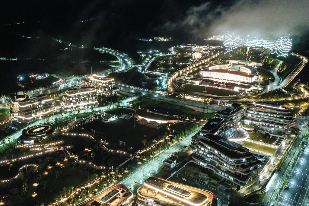 Foto udara suasana dari Kawasan Inti Pusat Pemerintahan (KIPP) di Ibu Kota Nusantara (IKN), Penajam Paser Utara, Kalimantan Timur, Kamis (14/8/2025). Menurut data dari Otorita IKN (OIKN), pembangunan IKN yang mengusung prinsip inklusif dan selaras dengan alam, memiliki total luas 252.660 hektare daratan dan 69.769 hektare wilayah perairan, dimana sebanyak 75 persennya akan menjadi ruang hijau hingga kawasan lindung dan 10 persen akan dijadikan area produksi pangan. ANTARA FOTO/M Risyal Hidayat/bar Perkembangan pembangunan IKN