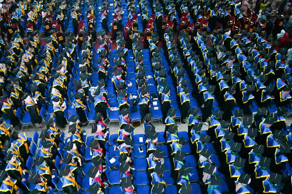 Ratusan mahasiswa mengikuti prosesi wisuda sarjana strata satu, dua dan tiga di Auditorium Universitas Tadulako di Palu, Sulawesi Tengah, Kamis (14/8/2025). Badan Pusat Statistik (BPS) melaporkan, meskipun jumlah pengangguran absolut kalangan sarjana di awal 2025 naik menjadi 1.010.652 orang, namun angka partisipasinya dalam penyerapan tenaga kerja terbilang cukup tinggi yakni mencapai lebih dari 80 persen. ANTARA FOTO/Basri Marzuki/bar Ilustrasi Prosesi Wisuda