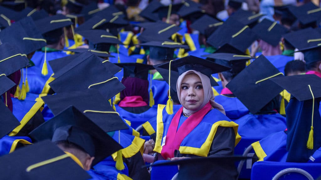 Ratusan mahasiswa mengikuti prosesi wisuda sarjana strata satu, dua dan tiga di Auditorium Universitas Tadulako di Palu, Sulawesi Tengah, Kamis (14/8/2025). Badan Pusat Statistik (BPS) melaporkan, meskipun jumlah pengangguran absolut kalangan sarjana di awal 2025 naik menjadi 1.010.652 orang, namun angka partisipasinya dalam penyerapan tenaga kerja terbilang cukup tinggi yakni mencapai lebih dari 80 persen. ANTARA FOTO/Basri Marzuki/bar Tingkat partisipasi angkatan kerja sarjana