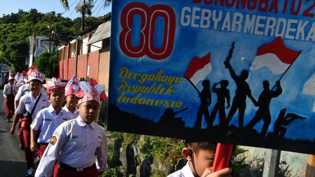 Sejumlah siswa SDN Gunung Batu 2, Kota Bogor mengikuti pawai HUT ke-80 Kemerdekaan RI di Jalan Raya Gunung Batu, Kota Bogor, Jawa Barat, Jumat (15/8/2025). ANTARA FOTO/Arif Firmansyah/rwa. Pawai sambut HUT ke-80 Kemerdekaan RI di Kota Bogor