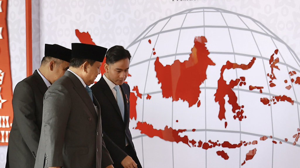 Presiden Prabowo Subianto (tengah) bersama Wapres Gibran Rakabuming Raka (kanan tiba untuk mengikuti Sidang Tahunan MPR RI dan Sidang Bersama DPR-DPD RI Tahun 2025 di Gedung Nusantara, Kompleks Parlemen, Jakarta, Jumat (15/8/2025). ANTARAFOTO/Dhemas Reviyanto/app/rwa. Sidang Tahunan MPR RI