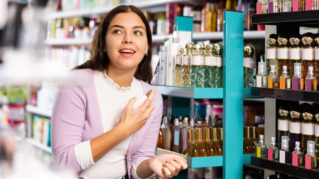 Perempuan memakai parfum dan skincare. foto/istockphoto Perempuan memakai parfum dan skincare