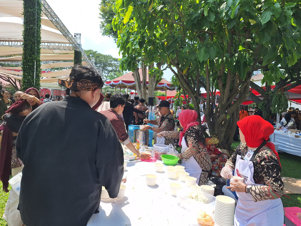 Suasana pesta rakyat di halaman dalam kompleks Istana Negara, Jakarta Pusat, Minggu (17/8/2025). Tirto.id/Muhammad Naufal Pesta Rakyat di Halaman Dalam Istana