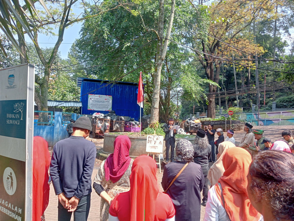 Seniman di Kota Bandung melakukan upacara peringatan HUT ke-80 di Babakan Siliwangi. Tirto.id/Akmal Firmansyah Upacara Peringatan HUT RI ke-80 di TPST Babakan Siliwangi