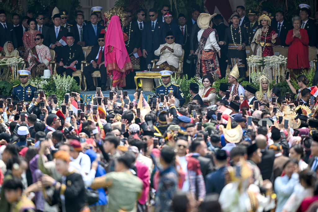 Presiden Prabowo (tengah) bersama tamu undangan menyaksikan hiburan sesuai Upacara Peringatan Detik-detik Proklamasi Kemerdekaan ke-80 Republik Indonesia di Istana Merdeka, Jakarta, Minggu (17/8/2025). ANTARA FOTO/Galih Pradipta/wpa/bar Hiburan upacara peringatan Detik-detik Proklamasi di Istana Merdeka