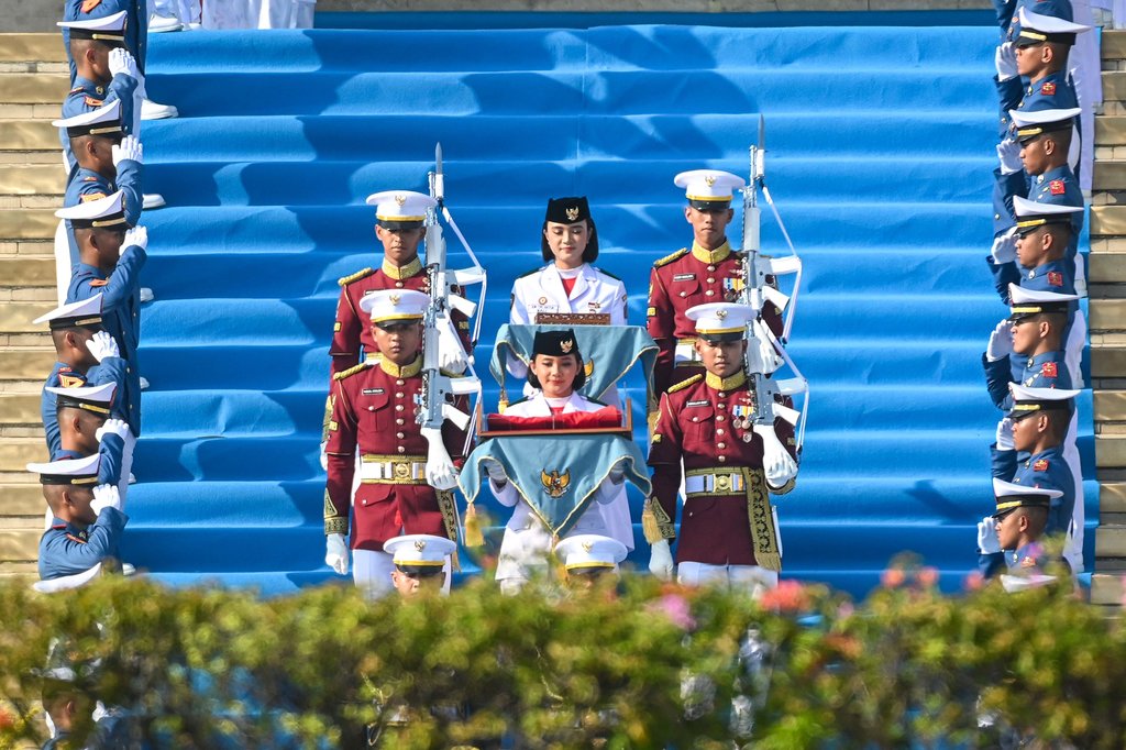 Purna Paskibraka Duta Pancasila 2024, Kirana Ashawidya Baskara (depan) dan Ni Komang Tri Setia (belakang) membawa baki duplikat Bendera Pusaka Merah Putih dan Teks Proklamasi menuju Kereta Kencana Garuda Prabayeksa saat Kirab Merah Putih HUT ke-80 Republik Indonesia di Monas, Jakarta, Minggu (17/8/2025). ANTARA FOTO/Sulthony Hasanuddin/bar Kirab Merah Putih HUT ke-80 RI