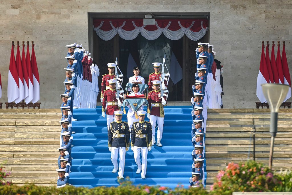Purna Paskibraka Duta Pancasila 2024, Kirana Ashawidya Baskara (depan) dan Ni Komang Tri Setia (belakang) membawa baki duplikat Bendera Pusaka Merah Putih dan Teks Proklamasi menuju Kereta Kencana Garuda Prabayeksa saat Kirab Merah Putih HUT ke-80 Republik Indonesia di Monas, Jakarta, Minggu (17/8/2025). ANTARA FOTO/Sulthony Hasanuddin/bar Kirab Merah Putih HUT ke-80 RI