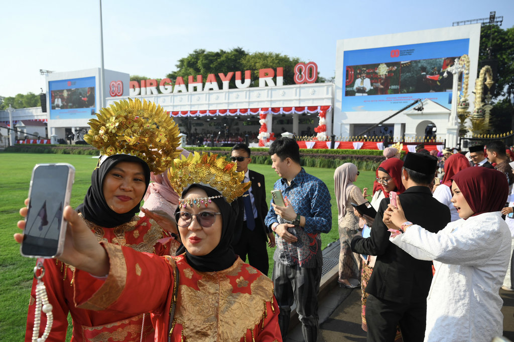 Warga melakukan swafoto saat menghadiri Upacara Peringatan Detik-Detik Proklamasi Kemerdekaan ke-80 Republik Indonesia di Istana Merdeka, Jakarta, Minggu (17/8/2025). ANTARA FOTO/Aditya Pradana Putra/mrh/bar Menjelang peringatan detik-detik proklamasi di Istana Merdeka