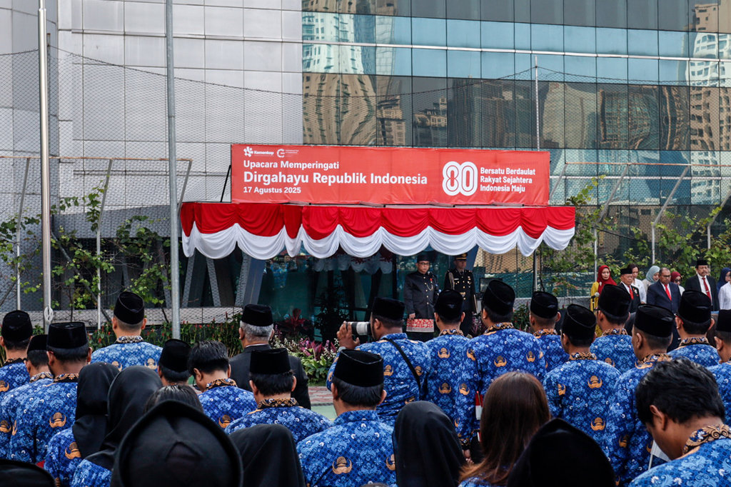 Menteri Koperasi Budi Arie (tengah) menjadi pembina upacara HUT Ke-80 Kemerdekaan RI di Lapangan Upacara Kementerian Koperasi, Jakarta, Minggu (17/8/2025). ANTARA FOTO/Muhammad Rizky Febriansyah/sgd Upacara HUT Ke-80 RI di Kementerian Koperasi