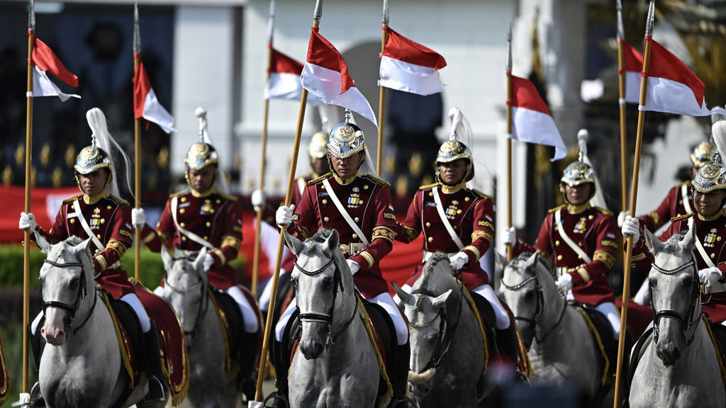 Sejumlah Pasukan Pengamanan Presiden (Paspampres) menunggangi kuda saat mengiringi Kereta Kencana Garuda Prabayeksa pembawa duplikat Bendera Pusaka Merah Putih dan Teks Proklamasi yang akan digunakan dalam Upacara Peringatan Detik-Detik Proklamasi Kemerdekaan ke-80 Republik Indonesia tiba di Istana Merdeka, Jakarta, Minggu (17/8/2025). ANTARA FOTO/Aditya Pradana Putra/mrh/bar Upacara peringatan detik-detik proklamasi di Istana Merdeka