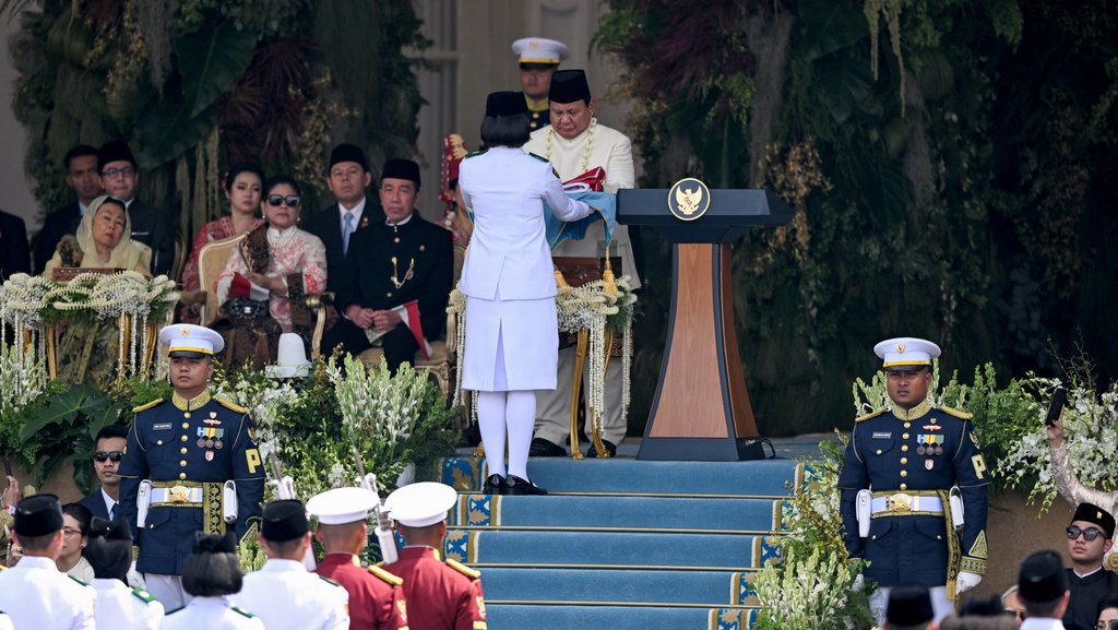 Presiden Prabowo Subianto menyerahkan duplikat Bendera Pusaka Merah Putih kepada Paskibraka pembawa baki Bianca Alessia Christabella untuk dikibarkan dalam Upacara Peringatan Detik-detik Proklamasi Kemerdekaan ke-80 Republik Indonesia di Istana Merdeka, Jakarta, Minggu (17/8/2025). ANTARA FOTO/Galih Pradipta/wpa. Upacara peringatan detik-detik proklamasi di Jakarta