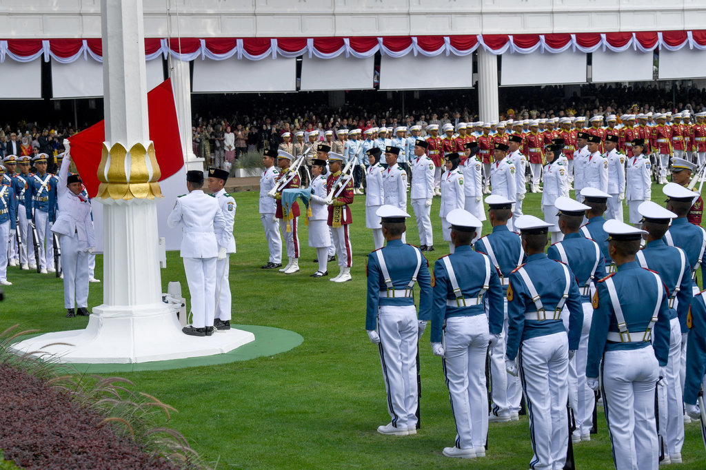 Pasukan Pengibar Bendera Pusaka (Paskibraka) mengibarkan duplikat Bendera Pusaka Merah Putih Upacara pada upacara Peringatan Detik-detik Proklamasi Kemerdekaan ke-80 Republik Indonesia di Istana Merdeka, Jakarta, Minggu (17/8/2025). ANTARA FOTO/Galih Pradipta/wpa/bar Upacara peringatan detik-detik proklamasi di Jakarta