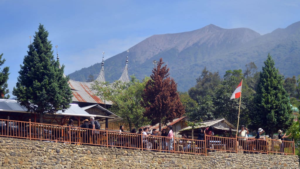 Peserta Jelajah Tanah Air menikmati panorama pesawahan di Nagari Pariangan, Tanah Datar, Sumatera Barat, Selasa (19/8/2025). KANTARA FOTO/Iggoy el Fitra/nym. Berwisata ke Nagari Pariangan