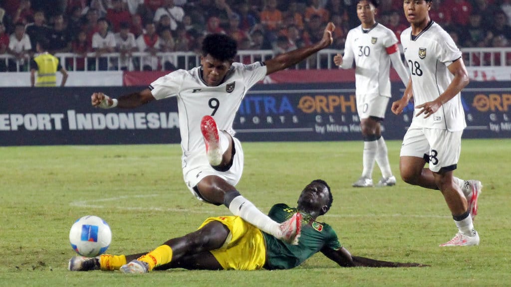 Pesepak bola Timnas Indonesia U-17 Fadly Alberto Hengga (kiri) berusaha melewati pesepak bola Mali Issa Kone (kedua kiri) pada pertandingan Piala Kemerdekaan 2025 di Stadion Utama Sumatera Utara, Kabupaten Deli Serdang, Senin (18/8/2025). Indonesia menjadi juara kedua Piala Kemerdekaan usai dikalahkan Mali dengan skor 1-2. ANTARA FOTO/Yudi Manar/wpa/nz. Timnas Indonesia U-17 juara kedua Piala Kemerdekaan
