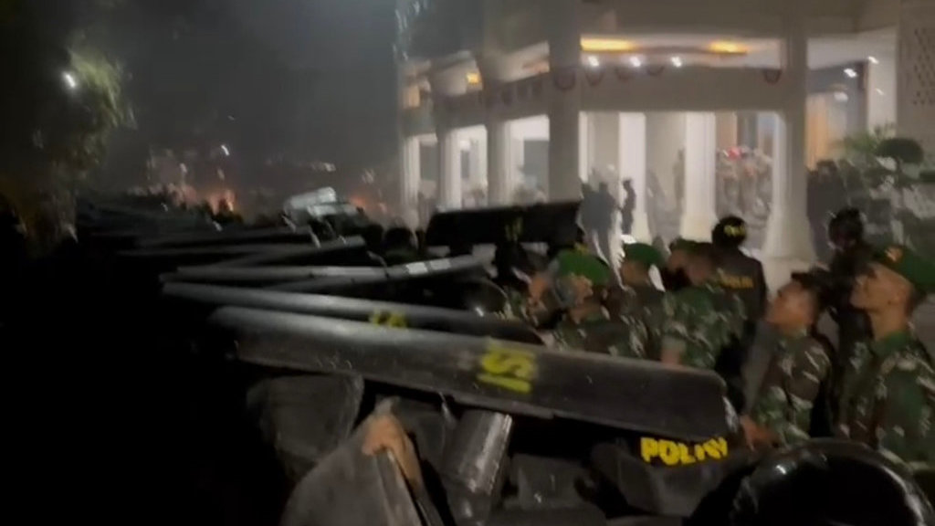 Aksi unjuk rasa massa Aliansi Rakyat Bone Bersatu menolak kenaikan PBB P-2 300 persen di Kantor Bupati Bone. FOTO/MN Abdurrahman Demo Tolak Kenaikan Kenaikan PBB di Bone