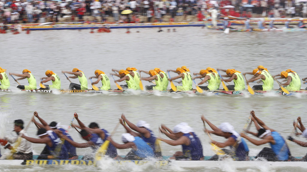 Peserta beradu kecepatan saat Festival Pacu Jalur 2025 di Sungai Kuantan, Kabupaten Singingi, Riau, Rabu (20/8/2025). Festival Pacu Jalur yang berlangsung dari 20 - 24 Agustus 2025 tersebut diikuti 228 peserta dari berbagai kabupaten kota di Riau. ANTARA FOTO/Hadly Vavaldi/Lmo/nym. Festival Pacu Jalur Riau