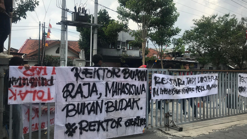 Demo mahasiswa Universitas Sarjanawiyata Tamansiswa (UST) yang digelar di Gedung Pusat pada Selasa, (19/8/2025). tirto.id/ Abdul Haris Demo Mahasiswa UST Yogyakarta