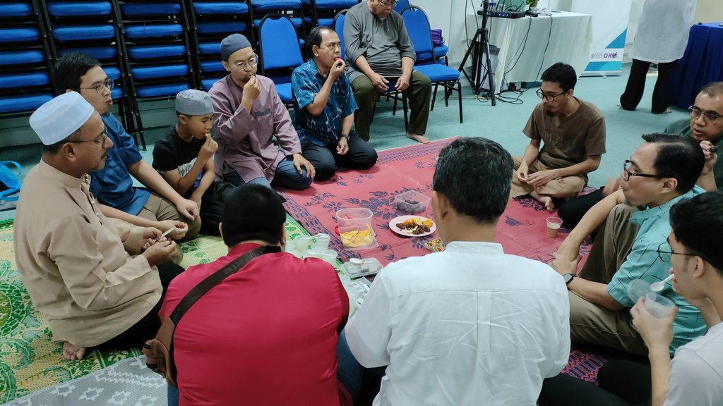 Rapat Karangtaruna. foto/istockphoto Rapat Karangtaruna