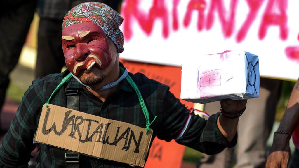 Seorang jurnalis melakukan aksi teatrikal saat aksi solidaritas jurnalis di Mapolda Banten, Kota Serang, Banten, Jumat (22/8/2025). ANTARA FOTO/Muhammad Bagus Khoirunas/ YU Aksi solidaritas anti kekerasan terhadap jurnalis di Banten