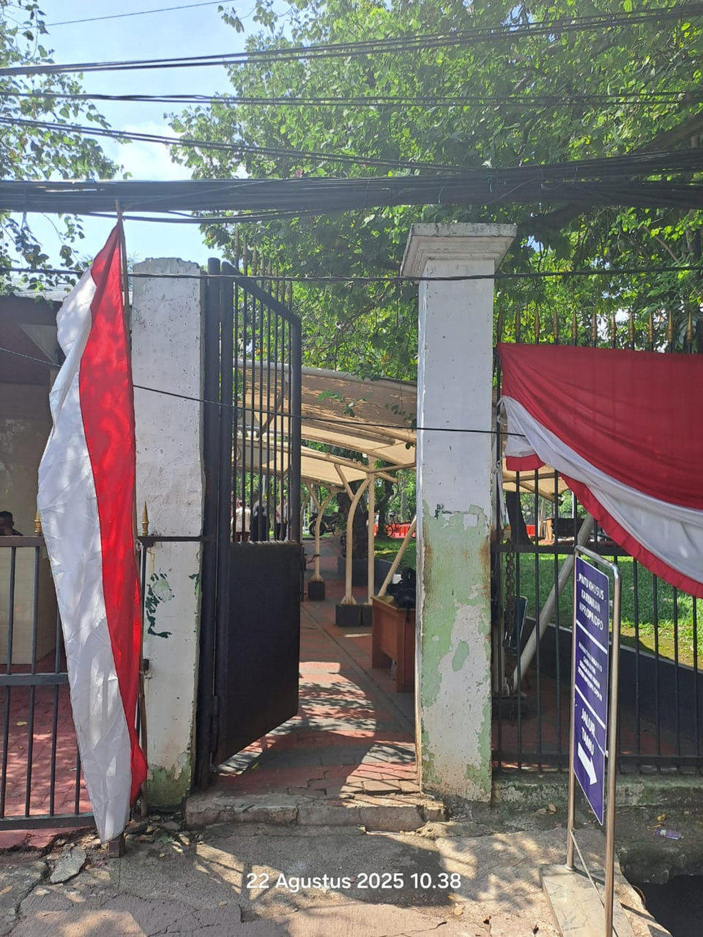 Pintu samping DPR-RI sebelah pos polisi Palmerah. tirto.id/Alfitra Akbar Pintu samping DPR-RI