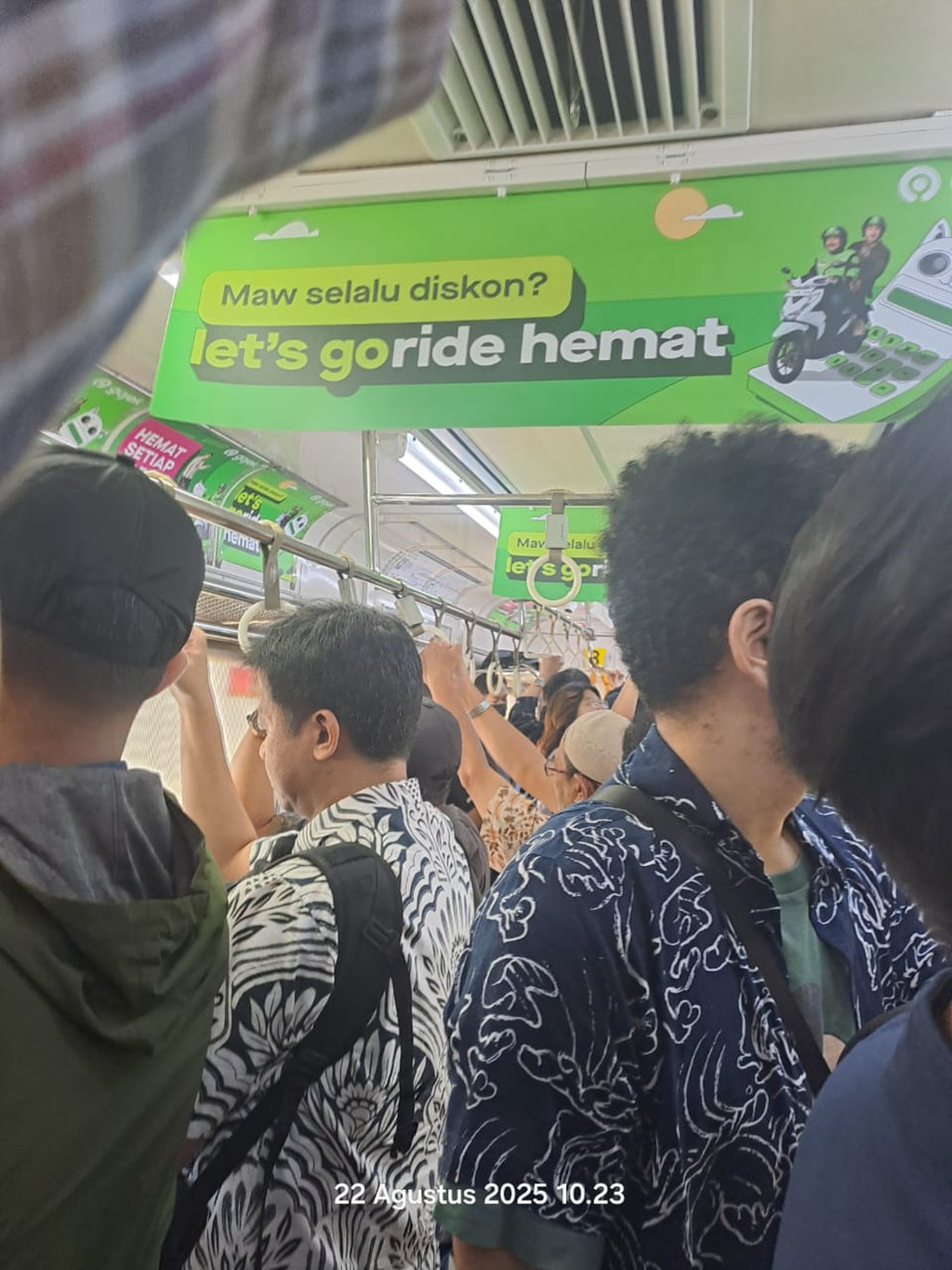 Situasi KRL Commuter Line, Jumat (22/8/2025) pagi. tirto.id/Alfitra Akbar Situasi KRL Commuter Line