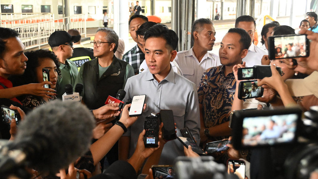 Wakil Presiden Gibran Rakabuming Raka menangapi usulan dari anggota DPR RI agar ada gerbong khusus merokok di kereta api jarak jauh, di Stasiun Solo Balapan, Ahad, 24 Agustus 2025. (Sumber: Biro Pers, Media, dan Informasi Sekretariat Wakil Presiden) Gibran Tanggapi Usulan Gerbong Khusus Merokok