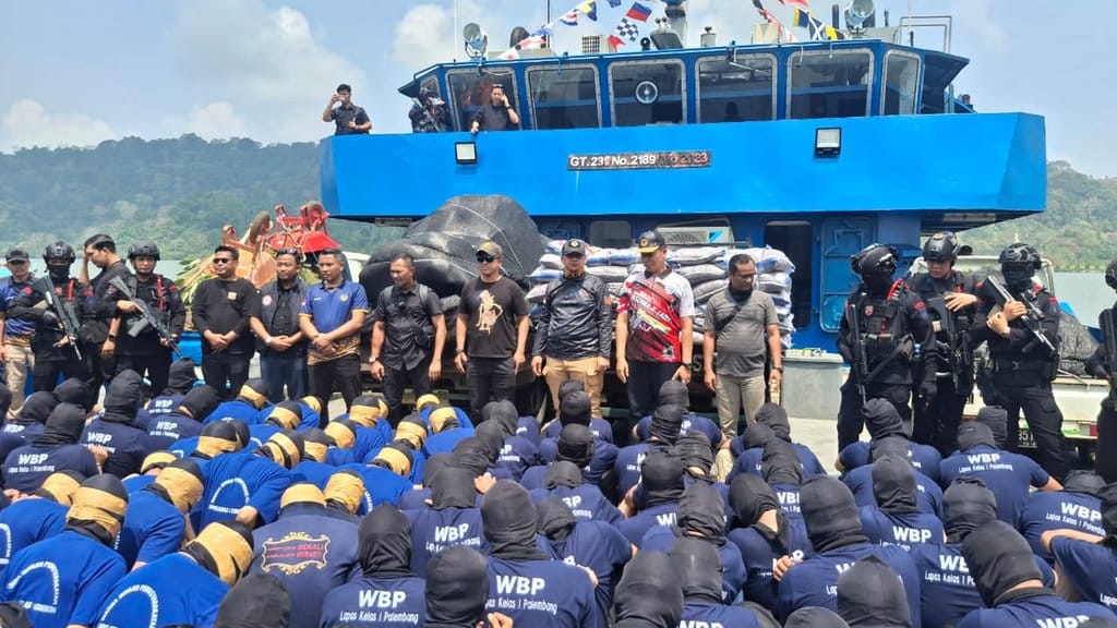 Narapidana dari seluruh Indonesia kategori high risk dipindahkan ke Lapas Super Maximum Security Nusakambangan, Cilacap, Jawa Tengah. (FOTO/Ditjen PAS Kementerian Imigrasi dan Pemasyarakatan) Narapidana High Risk Dipindahkan ke Nusakembangan