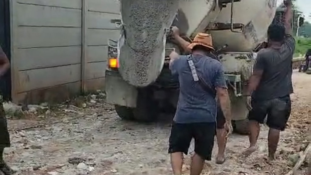 Warga RW 03 Kelurahan Pakualam, kecamatan Serpong Utara Gotong Royong Bangun Jalan. Foto / Jupri Nugroho Kelurahan Pakualam