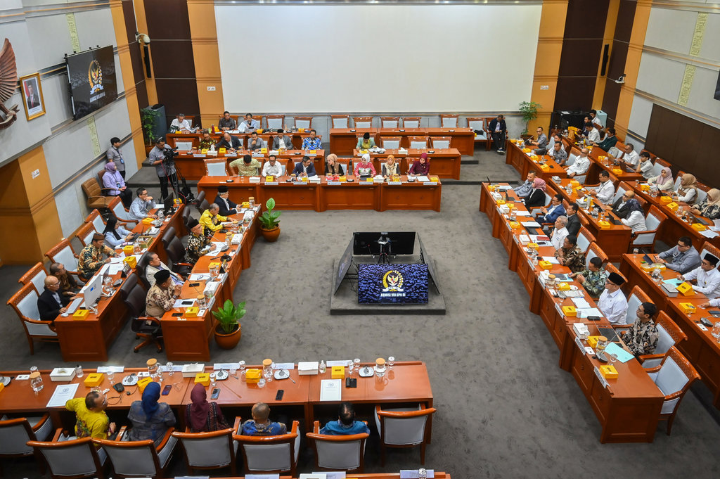 Suasana rapat kerja Komisi VIII DPR dengan pemerintah di Kompleks Parlemen, Senayan, Jakarta, Senin (25/8/2025). Komisi VIII DPR bersama perwakilan dari Pemerintah menyetujui agar Rancangan Undang-Undang (RUU) tentang Perubahan atas Undang-Undang Nomor 8 Tahun 2019 tentang Penyelenggaraan Haji dan Umrah dibawa ke rapat paripurna. ANTARA FOTO/Rivan Awal Lingga/rwa. Raker Komisi VIII DPR bahas RUU penyelenggaraan haji