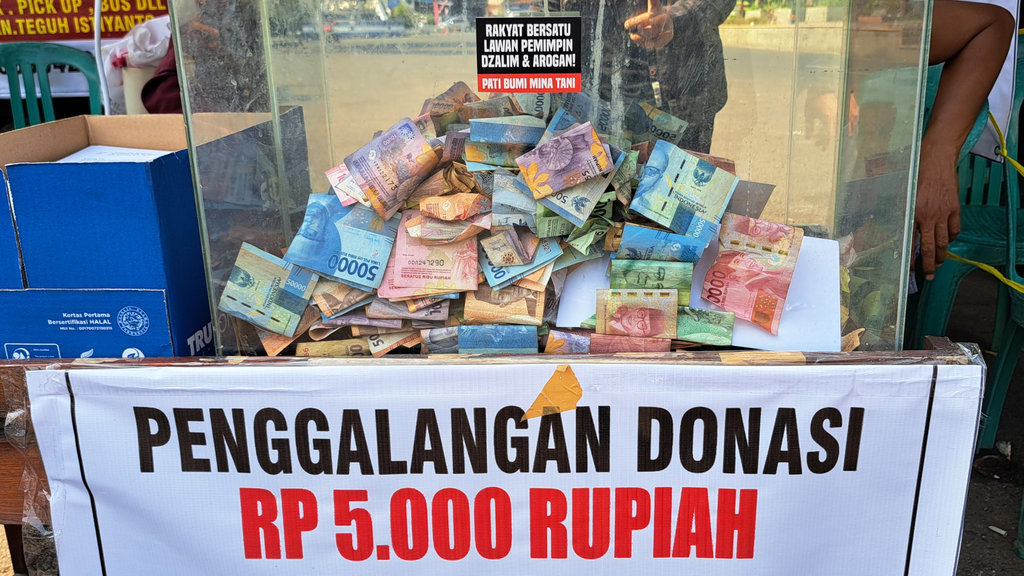 donasi warga Pati di posko depan Kantor Bupati Pati
