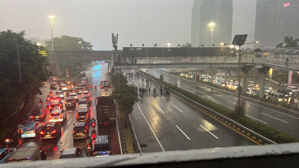 Massa Aksi Masuki Ruas Tol Dalam Kota