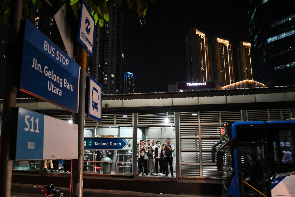 Warga menunggu untuk menaiki bus Transjakarta di Halte Tanjung Duren, Jakarta, Rabu (6/8/2025). Badan Pusat Statistik DKI Jakarta mencatat jumlah penumpang Transjakarta pada periode Januari-Juni 2025 mencapai 189.277.156 orang atau naik 5,11 persen dibandingkan tahun 2024 yang mengindikasikan adanya peningkatan minat masyarakat menggunakan moda transportasi Transjakarta. ANTARA FOTO/Sulthony Hasanuddin/rwa. Kenaikan jumlah penumpang bus Transjakarta