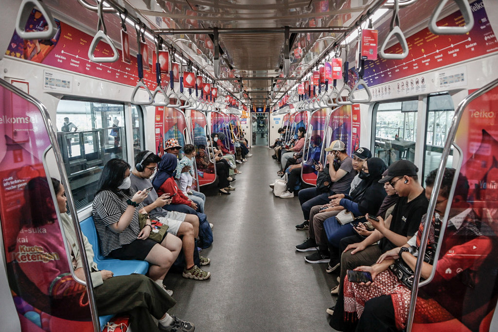 Sejumlah penumpang duduk di dalam gerbong MRT Jakarta di Stasiun Blok M, Jakarta, Minggu (17/8/2025). Pemprov DKI Jakarta menetapkan tarif khusus sebesar Rp80 untuk layanan angkutan umum MRT, LRT Jakarta, dan Transjakarta dalam rangka HUT Ke-80 RI pada 17-18 Agustus 2025. ANTARAFOTO/Muhammad Rizky Febriansyah/sgd Tarif khusus Rp80 untuk transportasi publik di Jakarta
