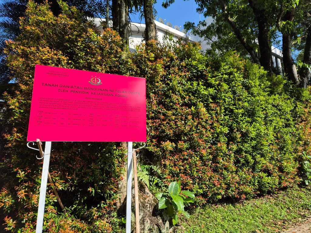 Tim Penyidik Satuan Tugas Khusus P3TPK pada Jaksa Agung Muda Tindak Pidana Khusus Kejaksaan Agung melakukan penggeledahan dan penyitaan terhadap tanah beserta bangunan yang diduga hasil dan/atau sarana kejahatan dalam Perkara Dugaan Tindak Pidana Pencucian Uang dengan Tersangka atas nama Mohammad Riza Chalid (MRC). (FOTO/dok. Kejaksaan Agung) Body Artikel 1 Kejaksaan Agung 6