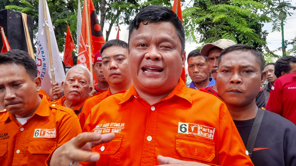 Ketua Partai Buruh Sumatera Utara Willy Agus Utomo (tengah) menyampaikan tuntutan pada aksi demonstrasi yang digelar sejumlah serikat buruh di luar gedung DPRD Sumatera Utara, Kota Medan, Kamis (28/8/2025). (Tirto.id/Nanda Fahriza Batubara) Aksi Demo Buruh di DPRD Sumatera Utara