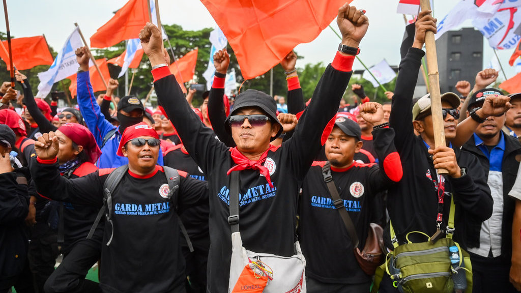 Aksi buruh di depan Kompleks Parlemen Senayan