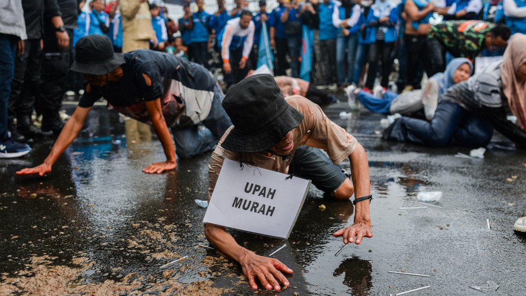 Sejumlah buruh melakukan aksi teatrikal di Kawasan Pusat Pemerintah Provinsi Banten (KP3B), Kota Serang, Banten, Kamis (28/8/2025). ANTARA FOTO/Muhammad Bagus Khoirunas/foc. Aksi damai buruh di Banten