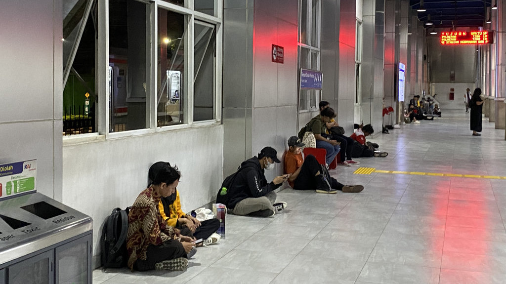 Puluhan warga yang hendak melanjutkan perjalanan ke stasiun tanah abang harus tertahan di stasiun palmerah imbas aksi demonstrasi yang bertitik di depan Gedung DPR RI, Kamis (28/8/2025). Tirto.id/Rahma Dwi Safitri Suasana Stasiun Palmerah