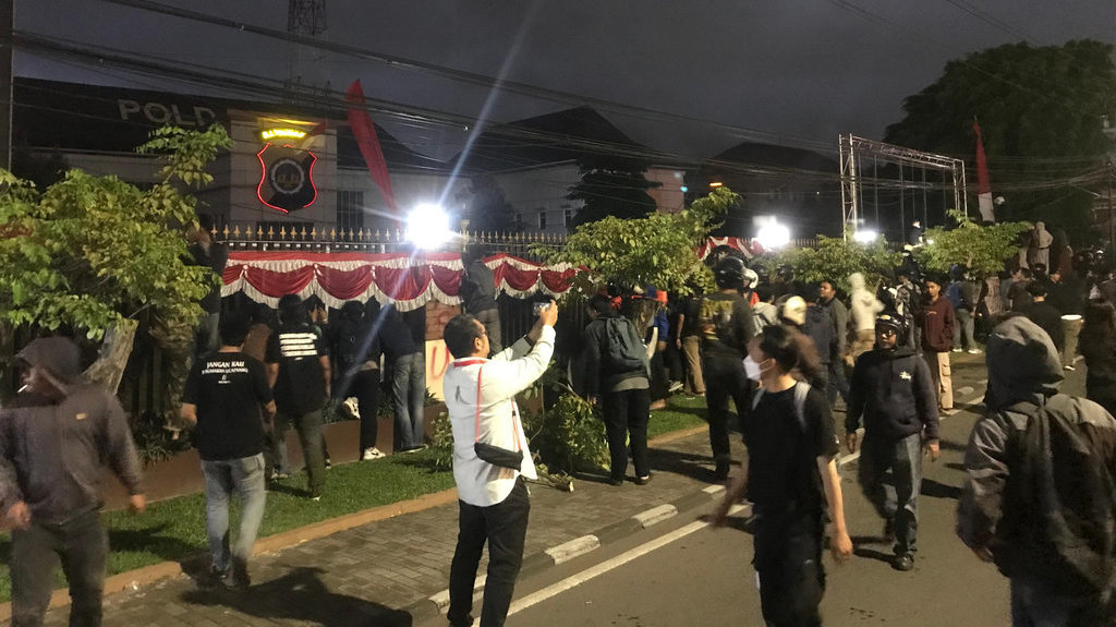 Massa Aksi di Depan Polda DIY
