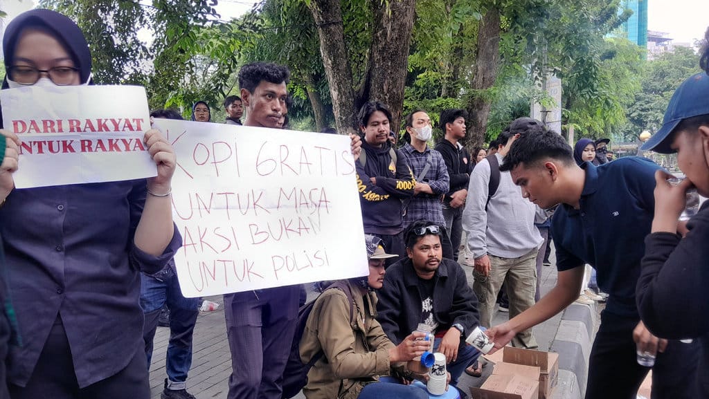 Ratusan orang menggelar aksi demonstrasi lanjutan di luar gedung DPRD Sumatera Utara, Kota Medan, Jumat (29/8/2025). (Tirto.id/Nanda Fahriza Batubara) Aksi Demo di DPRD Sumatera Utara