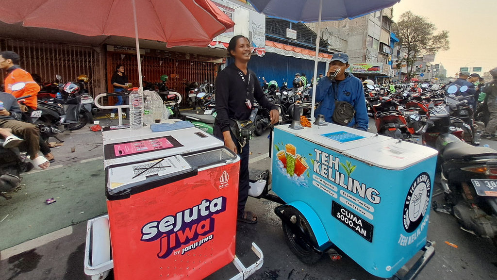 Penjual Starling di Tengah Demo di Kwitang, Pasar Senen. Tirto.id/Natania Penjual Starling di Tengah Demo di Kwitang