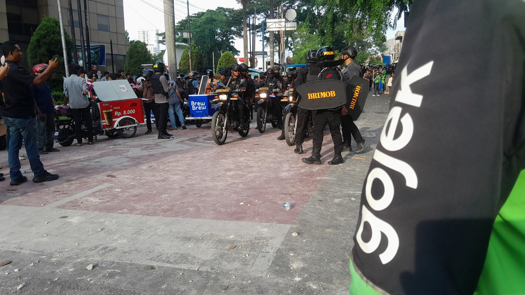 Aparat bersenjata lengkap terlihat diterjunkan ke lokasi demo lanjutan di Kota Medan, Sumatera Utara, Jumat (29/8/2025). (Tirto.id/Nanda Fahriza Batubara) Aparat Bersenjata Lengkap di Lokasi Demo