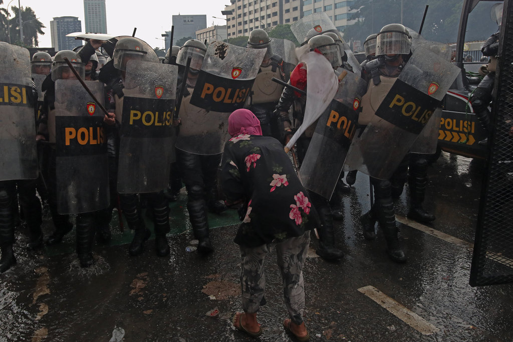 Para demonstran yang terdiri dari mahasiswa, pekerja, dan anak sekolah berkumpul di luar gedung DPR di Jakarta, Indonesia, pada 28 Agustus 2025.(Foto oleh Eddy Purwanto/NurPhoto) Demo 29 Agustus